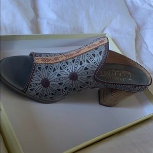 Grey flower chunky heels